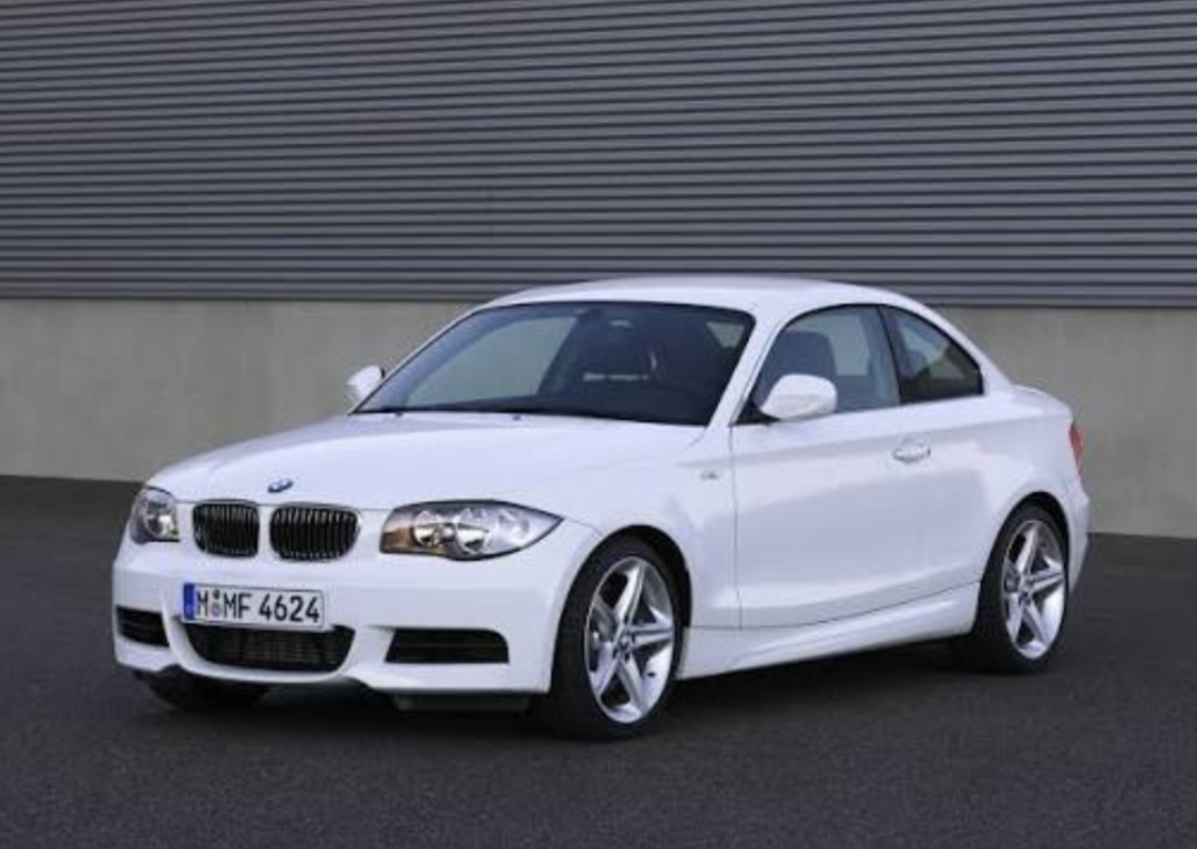 شیشه درب BMW مدل 125i 2008 چینی
